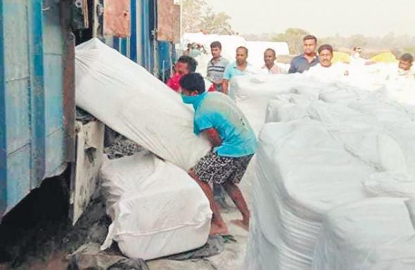 Kalahandi sends out first cotton shipment to Bangladesh