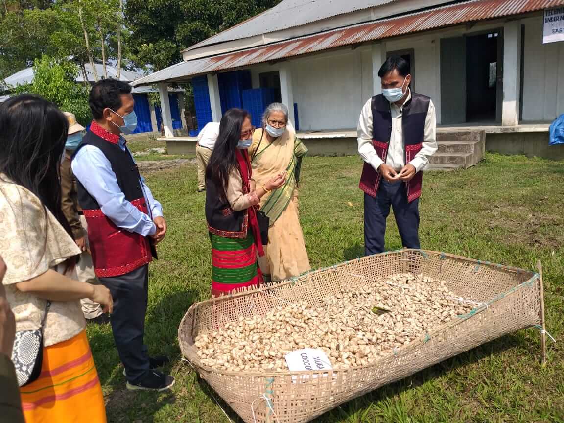 First Lady of the State interacts with local weavers