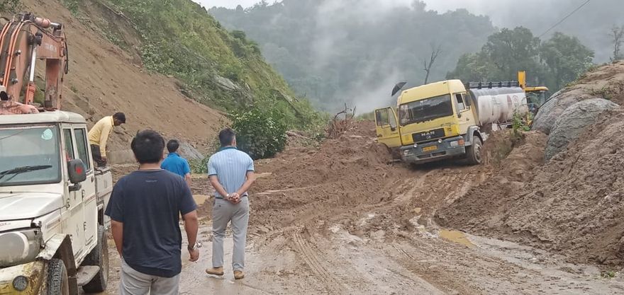 ROAD BLOCKED :  PAKKE KESSANG TO ELSEWHERE DISRUPTED , AUTHORITIES NEEDS DO DIVE IN